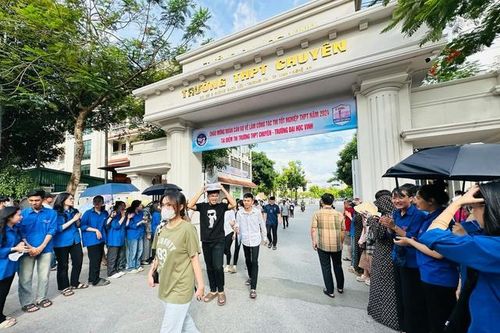 Thưởng gần 19 triệu đồng cho học sinh đạt điểm cao tốt nghiệp THPT