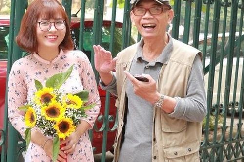 Nghệ sĩ Duy Hậu bất ngờ xuất hiện trên đường phố, hạnh phúc vì vẫn được nhiều người trẻ nhận ra ông Hàm 'Đất và người'