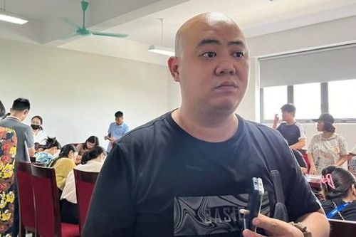 Hàng trăm phụ huynh 'quây kín' Trường Tiểu học Tây Mỗ 3 để chất vấn về vấn đề tuyển sinh