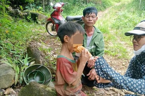 Bé trai 6 tuổi đi lạc 5 ngày trong rừng sâu ở Yên Bái đã sinh tồn như thế nào?