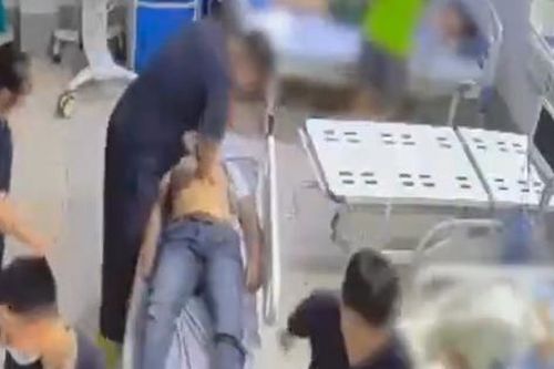 Video bác sĩ tuyến huyện ép tim, bóp bóng cứu bệnh nhân ngừng thở