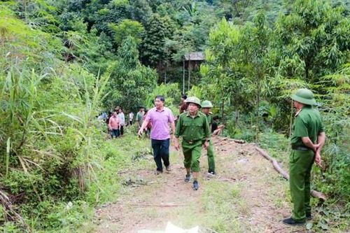 Khen thưởng lực lượng tìm kiếm cháu bé lạc trong rừng sâu ở Yên Bái