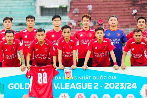 Bóng đá Việt 24 năm loay hoay xoay 'tháp ngược'