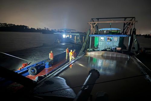 Phát hiện 'cát tặc' trên sông Hồng lúc rạng sáng