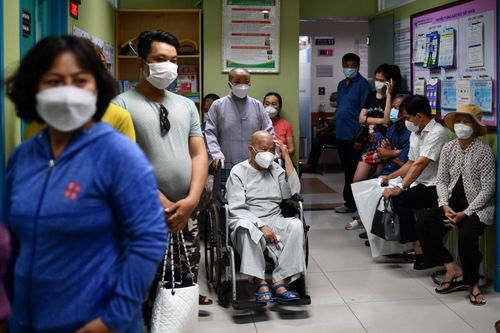 Người TP.HCM cũng chật vật đi khám bệnh từ 3h sáng