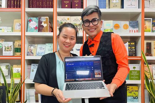 MC Thanh Bạch chia sẻ cách tập yoga cười trong livestream bán sách