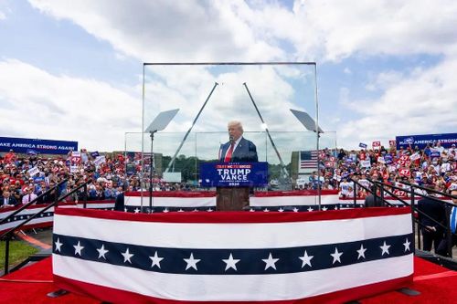Ông Trump 'tái xuất' sau lớp kính chống đạn