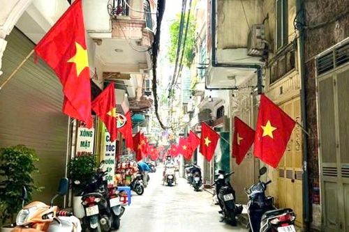 Đường phố quận Đống Đa rực rỡ cờ hoa chào mừng các ngày lễ lớn