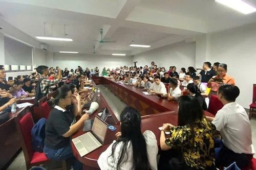 Phụ huynh tập hợp tại Trường Tiểu học Tây Mỗ 3: sẽ có câu trả lời cụ thể trong ngày mai (23/8)