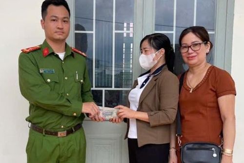 Một phụ nữ ở Đắk Nông trả lại hơn 100 triệu đồng cho người chuyển nhầm