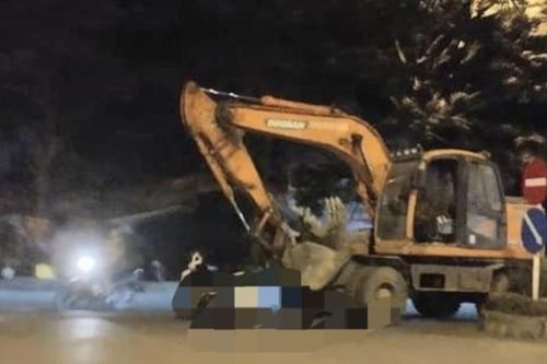 Tạm giữ hình sự lái máy xúc gây tai nạn khiến một cháu bé tử vong