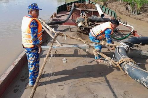 Bắt tàu vận chuyển khoáng sản không hóa đơn, chứng từ