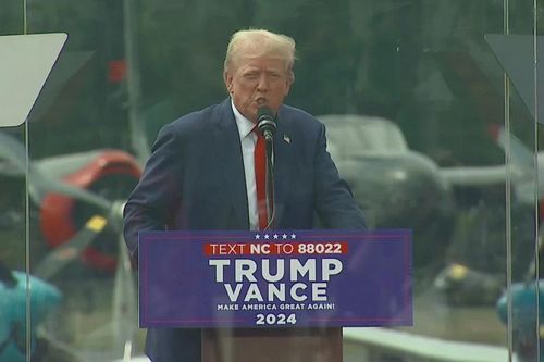 Ông Donald Trump vận động cử tri ngoài trời sau lớp kính chống đạn