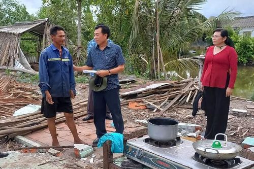 Hỗ trợ các gia đình bị thiệt hại do lốc xoáy ở Bạc Liêu