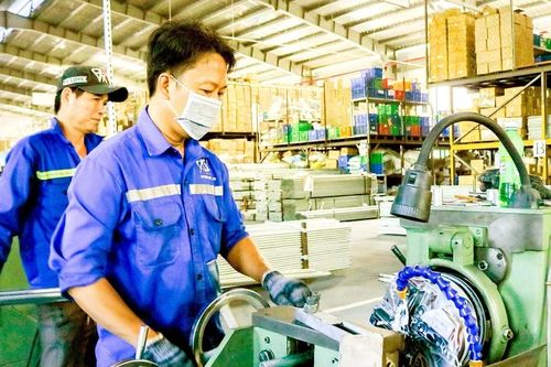 Báo cáo Phó Thủ tướng tình hình doanh nghiệp khó tuyển dụng lao động do Báo SGGP phản ánh