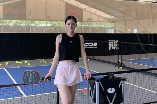 Sao Việt hóa... bà thím trên sân pickleball