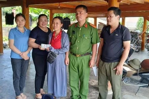 Người phụ nữ trả lại hơn 20 triệu đồng nhặt được