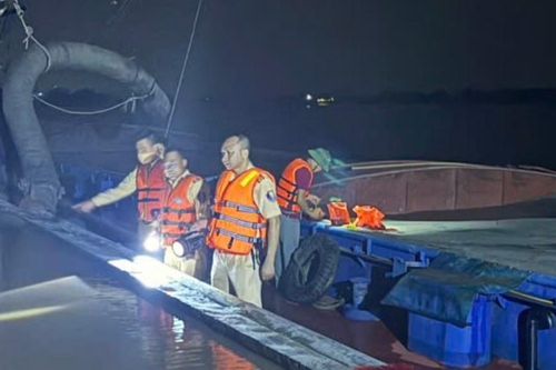 Cảnh sát giao thông mật phục bắt 'cát tặc' lúc rạng sáng trên sông Hồng