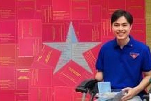 Chàng trai một tay 'vẽ' cờ Tổ quốc bằng 30 giấy chứng nhận hiến máu