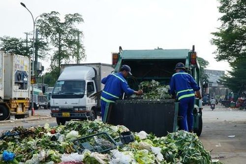 Lên đời thực phẩm bẩn: Hết cảnh người dân đến chợ nhặt 'rác rau quả'