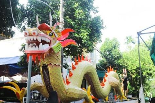 Xem người dân làm đèn Trung thu khổng lồ