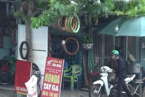 Công an tìm nạn nhân bị chủ tiệm sửa xe ở TPHCM phá lốp để 'moi tiền'