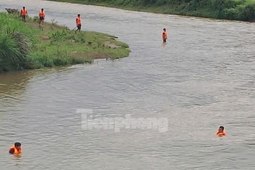 Gần 100 người tìm kiếm người đàn ông mất tích sau bữa ăn tối