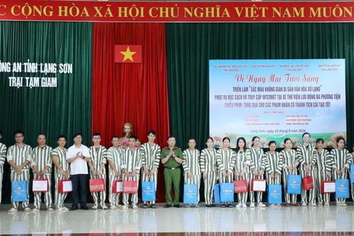 Hơn 40 phạm nhân được tặng quà 'vì ngày mai tươi sáng'