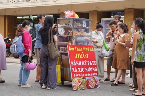 'Bánh mì tí hon' ở phố cổ Hà Nội bị chê đắt, khách vẫn đông nườm nượp