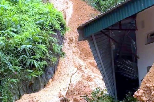 Quả đồi ở thành phố Điện Biên Phủ sạt lở, đất tràn vào nhà dân