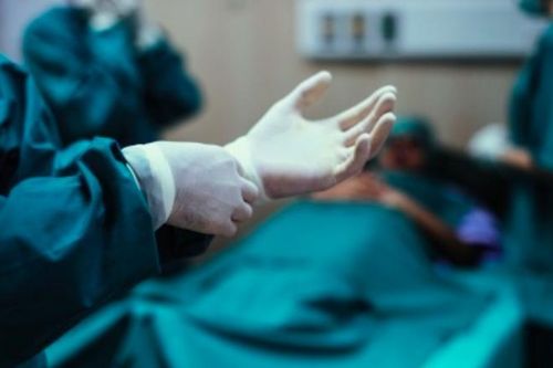 Nguyên nhân khiến người phụ nữ trẻ bất ngờ yếu dần hai chân sau buổi tập thể dục