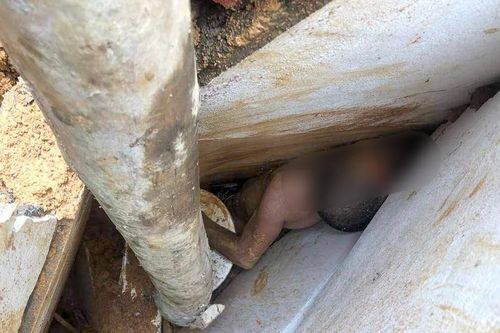 Người đàn ông mắc kẹt trong căn nhà bị đất đá vùi lấp