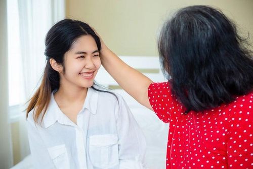 'Cơn mưa' phần thưởng cho con đỗ đại học: Liệu có đáng?