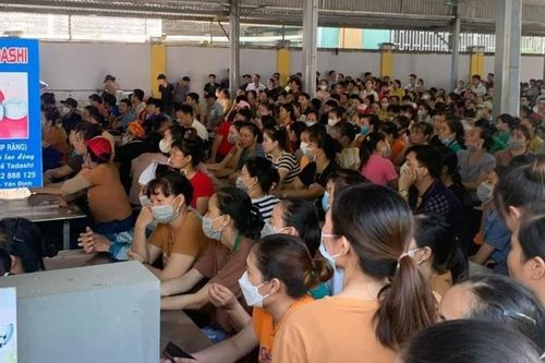 Hàng nghìn công nhân ngừng việc tập thể đòi tiền tăng ca