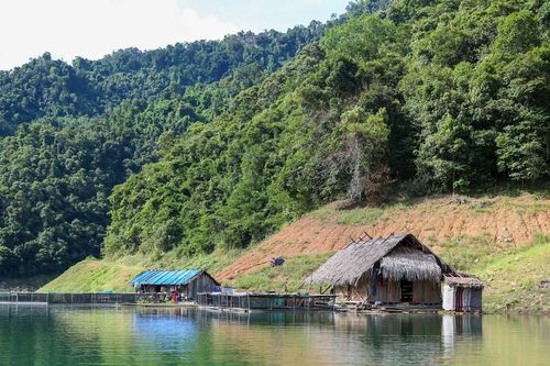 Người dân bản biệt lập nhất miền núi Nghệ An mong về nơi ở mới