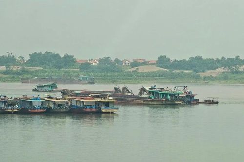 Tăng cường quản lý đất ven sông làm bãi chứa trung chuyển vật liệu xây dựng