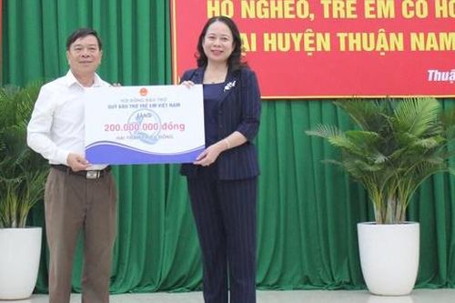 Phó Chủ tịch nước Võ Thị Ánh Xuân thăm, tặng quà gia đình chính sách ở Ninh Thuận