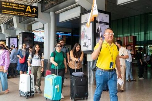 Thấy gì từ việc tỷ phú Ấn Độ đưa 4.500 du khách đến Việt Nam?