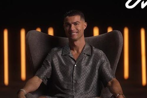 Khoảnh khắc ấm áp Ronaldo khoe nút vàng YouTube với các con