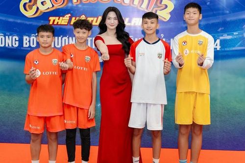 Lê Bống làm 'bảo mẫu' cho các cầu thủ nhí