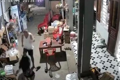 Lỡ ăn mất con cá, người chồng nổi giận đánh vợ tới tấp mặc nạn nhân quỳ lạy van xin