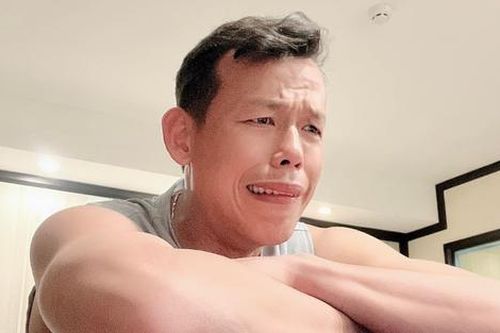 Thủ môn Bùi Tấn Trường ngồi xe lăn sau chấn thương