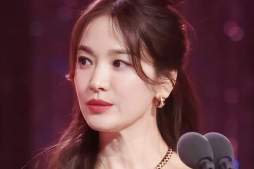 'Em gái sinh đôi' của Song Hye Kyo lần đầu lộ diện, danh tính hóa ra lại khủng tới vậy