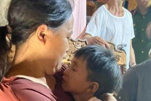 Vỡ òa giây phút bé 6 tuổi gặp lại gia đình sau 5 ngày lạc trong rừng