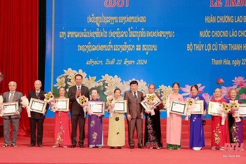 Trao tặng Huân chương Lao động của Chủ tịch nước CHDCND Lào cho các cá nhân Ban C thuộc Bộ Thủy lợi (cũ) tỉnh Thanh Hóa