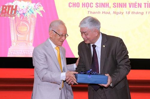 Quỹ học bổng Lê Viết Ly 'chắp cánh' cho học sinh, sinh viên nghèo hiếu học