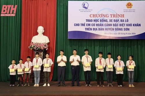 Nhiều trẻ em có hoàn cảnh đặc biệt khó khăn được nhận quà nhân dịp khai giảng năm học mới 2024-2025