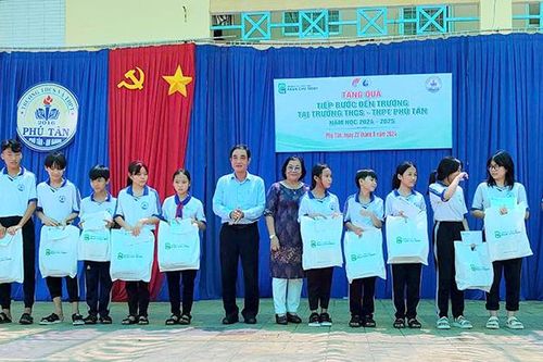 Trường Tiểu học - Trung học cơ sở - Trung học phổ thông Phan Chu Trinh tặng 257 phần quà 'tiếp bước đến trường' ở Phú Tân