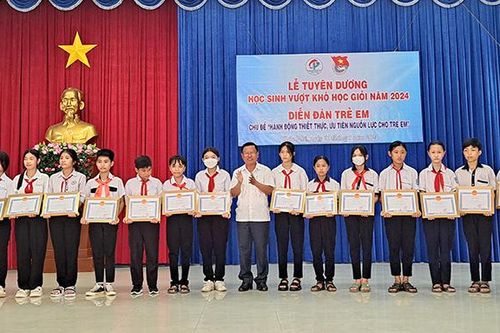Tổ chức 'Diễn đàn trẻ em và tuyên dương học sinh vượt khó học giỏi năm 2024', tại Châu Phú