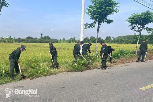 Phòng Cảnh sát cơ động Công an tỉnh ra quân làm công tác dân vận tại xã Thạnh Phú